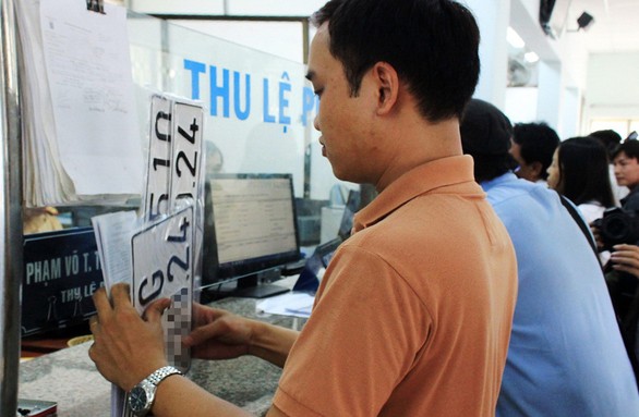 Bán xe qua tỉnh, thành khác: Phải nộp lại giấy đăng ký, biển số? - Ảnh 1. Bán xe qua tỉnh, thành khác: Phải nộp lại giấy đăng ký, biển số? - Ảnh 1.