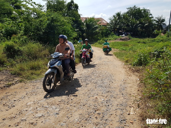 Cầu Tân An thắt nút cổ chai vì 100m đường dẫn vướng giải tỏa mặt bằng - Ảnh 4. Cầu Tân An thắt nút cổ chai vì 100m đường dẫn vướng giải tỏa mặt bằng - Ảnh 4.