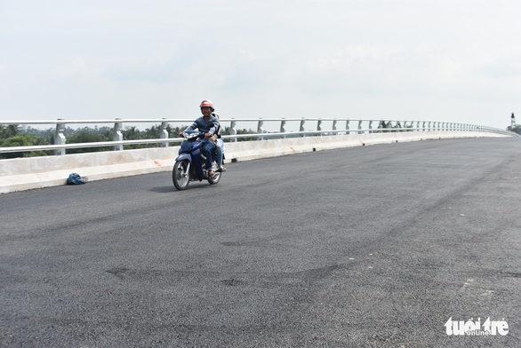 Cầu Tân An thắt nút cổ chai vì 100m đường dẫn vướng giải tỏa mặt bằng - Ảnh 5. Cầu Tân An thắt nút cổ chai vì 100m đường dẫn vướng giải tỏa mặt bằng - Ảnh 5.