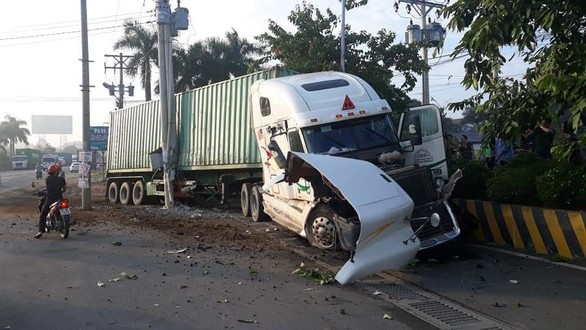 Hoãn xử vụ tài xế ngủ gật gây tai nạn khiến 5 người chết - Ảnh 2. Hoãn xử vụ tài xế ngủ gật gây tai nạn khiến 5 người chết - Ảnh 2.