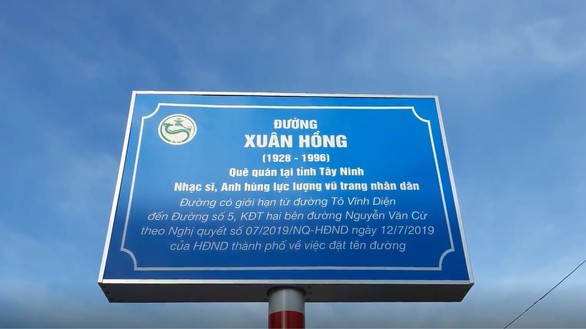 Cần Thơ lắp biển tên đường có tiểu sử danh nhân và thông tin... nghị quyết - Ảnh 1. Cần Thơ lắp biển tên đường có tiểu sử danh nhân và thông tin... nghị quyết - Ảnh 1.