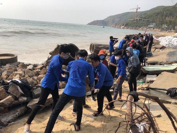 Thanh niên, bộ đội giúp dân dọn rác, vác đá vá bờ kè bị bão đánh sập - Ảnh 5. Thanh niên, bộ đội giúp dân dọn rác, vác đá vá bờ kè bị bão đánh sập - Ảnh 5.