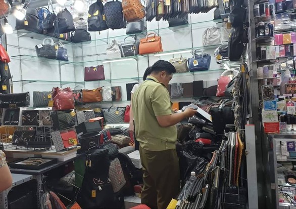 Tạm giữ hàng ngàn sản phẩm nghi giả LV, Hermes, Gucci, Dior, Rolex... ở Sài Gòn - Ảnh 2. Tạm giữ hàng ngàn sản phẩm nghi giả LV, Hermes, Gucci, Dior, Rolex... ở Sài Gòn - Ảnh 2.