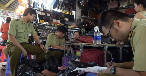 Tạm giữ hàng ngàn sản phẩm nghi giả LV, Hermes, Gucci, Dior, Rolex... ở Sài Gòn - Ảnh 3. Tạm giữ hàng ngàn sản phẩm nghi giả LV, Hermes, Gucci, Dior, Rolex... ở Sài Gòn - Ảnh 3.