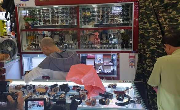 Tạm giữ hàng ngàn sản phẩm nghi giả LV, Hermes, Gucci, Dior, Rolex... ở Sài Gòn - Ảnh 4. Tạm giữ hàng ngàn sản phẩm nghi giả LV, Hermes, Gucci, Dior, Rolex... ở Sài Gòn - Ảnh 4.