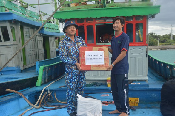 Hàng ngàn ngư dân vào Trường Sa tránh bão số 6 - Ảnh 4. Hàng ngàn ngư dân vào Trường Sa tránh bão số 6 - Ảnh 4.