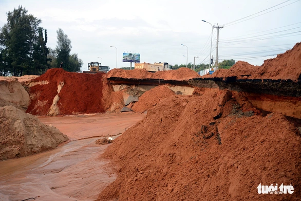 Cát đỏ trôi như thác lũ, đường ven biển sạt lở nghiêm trọng - Ảnh 4. Cát đỏ trôi như thác lũ, đường ven biển sạt lở nghiêm trọng - Ảnh 4.