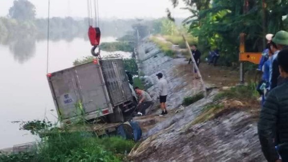 Người chăn vịt bị xe tải tông chết ngay kênh nước - Ảnh 1. Người chăn vịt bị xe tải tông chết ngay kênh nước - Ảnh 1.