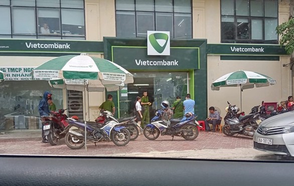 Khởi tố cựu trung úy công an nổ súng tại ngân hàng tội cướp tài sản - Ảnh 1. Khởi tố cựu trung úy công an nổ súng tại ngân hàng tội cướp tài sản - Ảnh 1.