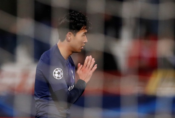 Son Heung Min chắp tay xin lỗi Gomes sau khi ghi bàn cho Tottenham - Ảnh 1. Son Heung Min chắp tay xin lỗi Gomes sau khi ghi bàn cho Tottenham - Ảnh 1.