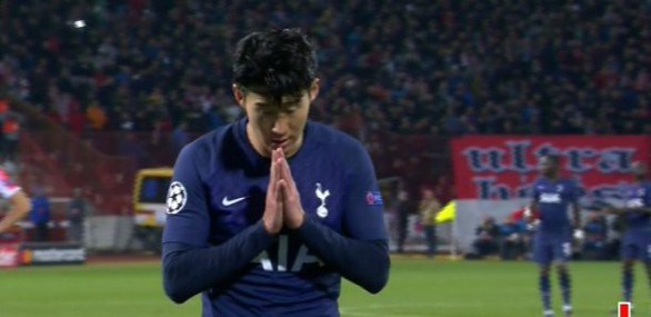 Son Heung Min chắp tay xin lỗi Gomes sau khi ghi bàn cho Tottenham - Ảnh 3. Son Heung Min chắp tay xin lỗi Gomes sau khi ghi bàn cho Tottenham - Ảnh 3.