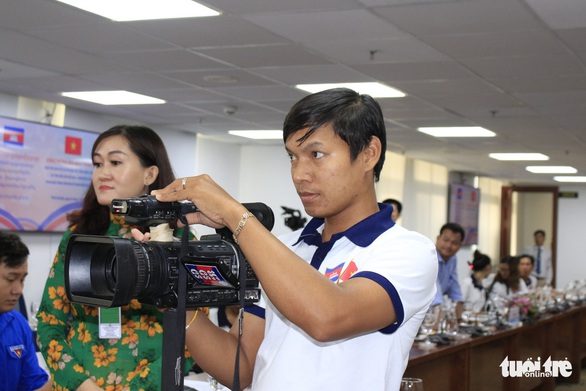 Các nhà báo Campuchia thích thú với Trung tâm báo chí TP.HCM - Ảnh 5. Các nhà báo Campuchia thích thú với Trung tâm báo chí TP.HCM - Ảnh 5.