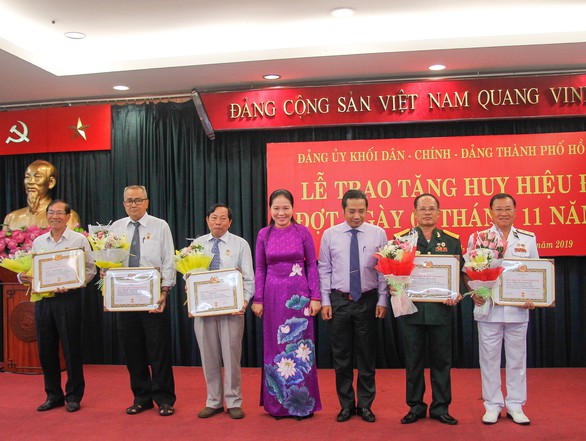 12 đảng viên khối Dân - Chính - Đảng TP.HCM nhận huy hiệu - Ảnh 2. 12 đảng viên khối Dân - Chính - Đảng TP.HCM nhận huy hiệu - Ảnh 2.