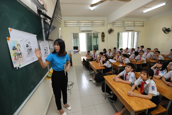 Học trò đánh nhau dã man, người lớn ở đâu hết rồi? - Ảnh 1. Học trò đánh nhau dã man, người lớn ở đâu hết rồi? - Ảnh 1.