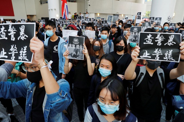 Người Hong Kong xuống đường giờ ăn trưa vì sinh viên chết trong biểu tình - Ảnh 2. Người Hong Kong xuống đường giờ ăn trưa vì sinh viên chết trong biểu tình - Ảnh 2.