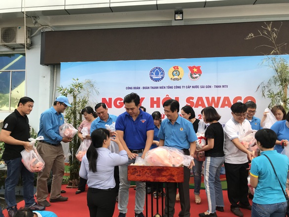 Công nhân cấp nước đập heo đất giúp đồng nghiệp khó khăn - Ảnh 1. Công nhân cấp nước đập heo đất giúp đồng nghiệp khó khăn - Ảnh 1.