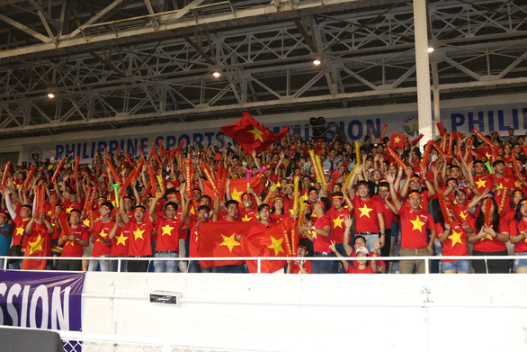 CĐV Việt Nam tại Philippines vỡ òa trước chiến thắng của thầy trò ông Park - Ảnh 1. CĐV Việt Nam tại Philippines vỡ òa trước chiến thắng của thầy trò ông Park - Ảnh 1.