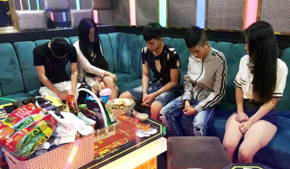 22 thanh niên dương tính ma túy lắc trong quán karaoke lúc rạng sáng - Ảnh 1. 22 thanh niên dương tính ma túy lắc trong quán karaoke lúc rạng sáng - Ảnh 1.