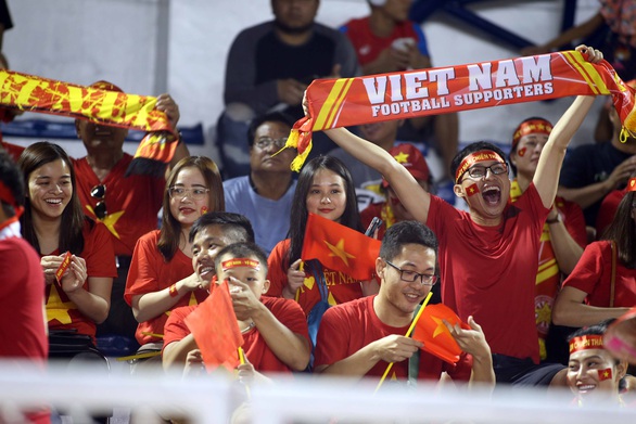 CĐV Việt Nam tại Philippines vỡ òa trước chiến thắng của thầy trò ông Park - Ảnh 4. CĐV Việt Nam tại Philippines vỡ òa trước chiến thắng của thầy trò ông Park - Ảnh 4.