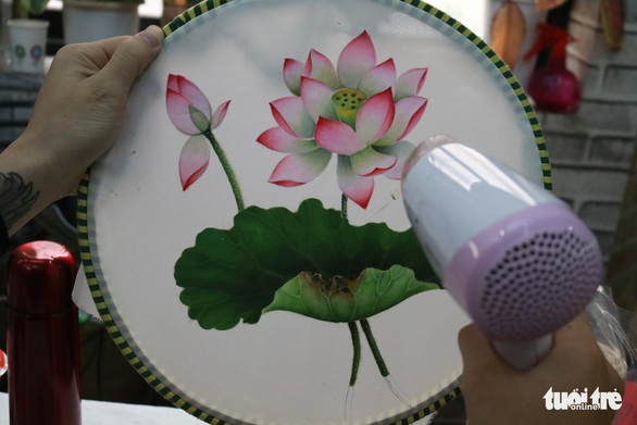 Bạn trẻ miệt mài với nét vẽ trên vải áo dài - Ảnh 2. Bạn trẻ miệt mài với nét vẽ trên vải áo dài - Ảnh 2.