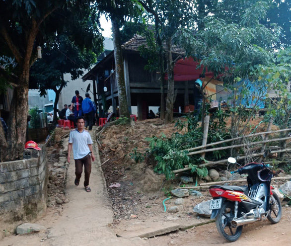 Chồng đưa vợ vị bắn chết từ rẫy về nhà, công an vào cuộc - Ảnh 1. Chồng đưa vợ vị bắn chết từ rẫy về nhà, công an vào cuộc - Ảnh 1.