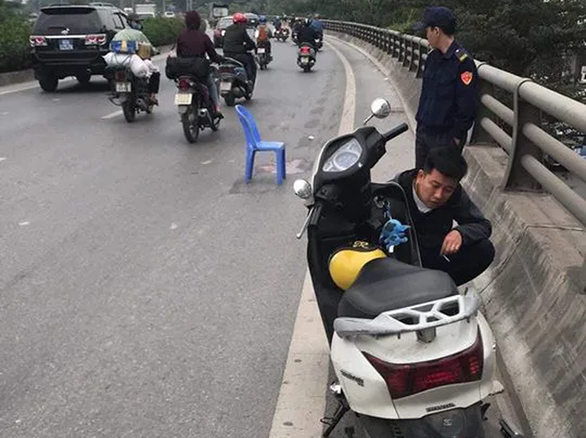 Truy tìm tài xế xe bán tải đụng chết bé 5 tuổi rồi bỏ chạy - Ảnh 1.