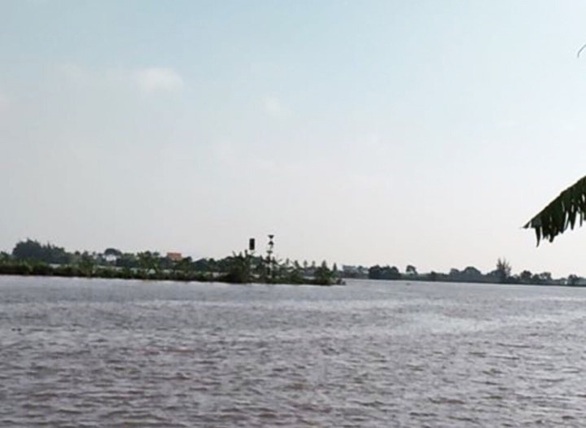 Sà lan chở gạch chìm trên sông Luộc, ít nhất 2 người mất tích - Ảnh 1. Sà lan chở gạch chìm trên sông Luộc, ít nhất 2 người mất tích - Ảnh 1.