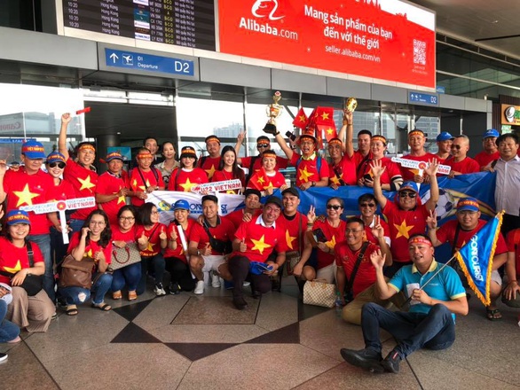 Người hâm mộ Việt rầm rộ sang Philippines tiếp lửa tuyển U22 VN đêm chung kết - Ảnh 2. Người hâm mộ Việt rầm rộ sang Philippines tiếp lửa tuyển U22 VN đêm chung kết - Ảnh 2.