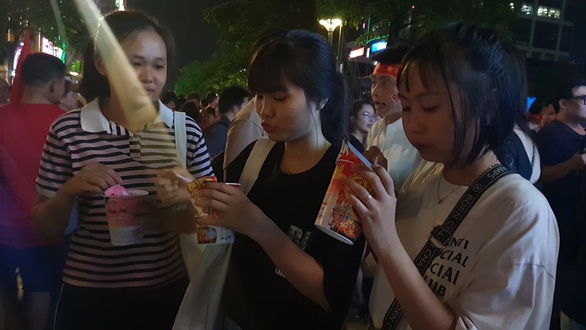 U22 VN chiến thắng: Đồ ăn vặt tăng gấp 4, thu gần chục triệu trong vài tiếng - Ảnh 3. U22 VN chiến thắng: Đồ ăn vặt tăng gấp 4, thu gần chục triệu trong vài tiếng - Ảnh 3.