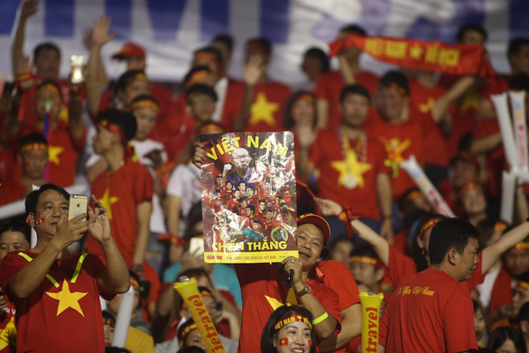 Poster Tuổi Trẻ theo chân cổ động viên đến sân Rizal Memorial cổ vũ đội tuyển Việt Nam - Ảnh 1. Poster Tuổi Trẻ theo chân cổ động viên đến sân Rizal Memorial cổ vũ đội tuyển Việt Nam - Ảnh 1.