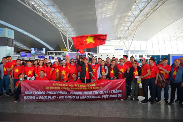 Người hâm mộ Việt rầm rộ sang Philippines tiếp lửa tuyển U22 VN đêm chung kết - Ảnh 3. Người hâm mộ Việt rầm rộ sang Philippines tiếp lửa tuyển U22 VN đêm chung kết - Ảnh 3.