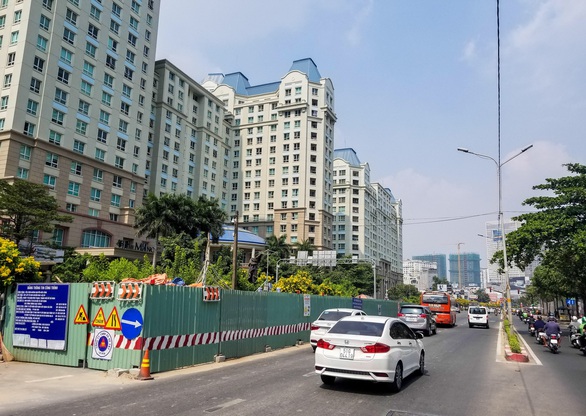 Tiếp tục lắp thêm lô cốt trên đường Nguyễn Hữu Cảnh - Ảnh 1. Tiếp tục lắp thêm lô cốt trên đường Nguyễn Hữu Cảnh - Ảnh 1.
