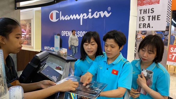 Cầu thủ nữ Việt Nam đi trung tâm mua sắm... ngắm đồ vì chưa có tiền thưởng - Ảnh 5. Cầu thủ nữ Việt Nam đi trung tâm mua sắm... ngắm đồ vì chưa có tiền thưởng - Ảnh 5.