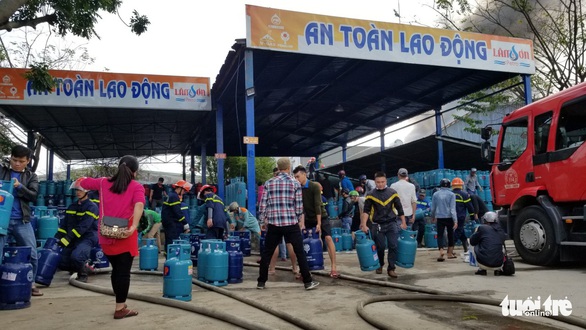 Cháy xưởng gỗ 500m2 cạnh kho gas trên đường Nguyễn Công Hoan, Đà Nẵng - Ảnh 3. Cháy xưởng gỗ 500m2 cạnh kho gas trên đường Nguyễn Công Hoan, Đà Nẵng - Ảnh 3.