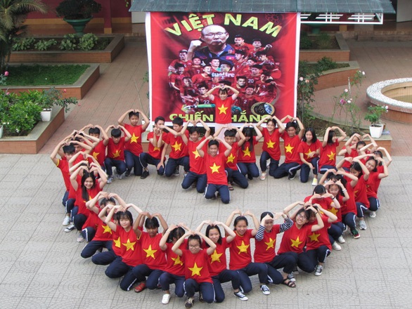 Cả lớp mang áo cờ đỏ sao vàng trong giờ học tiếp lửa U22 Việt Nam - Ảnh 3. Cả lớp mang áo cờ đỏ sao vàng trong giờ học tiếp lửa U22 Việt Nam - Ảnh 3.