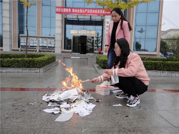 Thư viện Trung Quốc đốt sách, dân mạng ví như... thời Tần Thủy Hoàng - Ảnh 1. Thư viện Trung Quốc đốt sách, dân mạng ví như... thời Tần Thủy Hoàng - Ảnh 1.