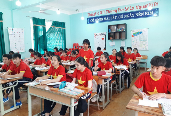 Cả lớp mang áo cờ đỏ sao vàng trong giờ học tiếp lửa U22 Việt Nam - Ảnh 1.