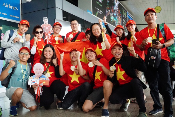 Người hâm mộ Việt rầm rộ sang Philippines tiếp lửa tuyển U22 VN đêm chung kết - Ảnh 1. Người hâm mộ Việt rầm rộ sang Philippines tiếp lửa tuyển U22 VN đêm chung kết - Ảnh 1.
