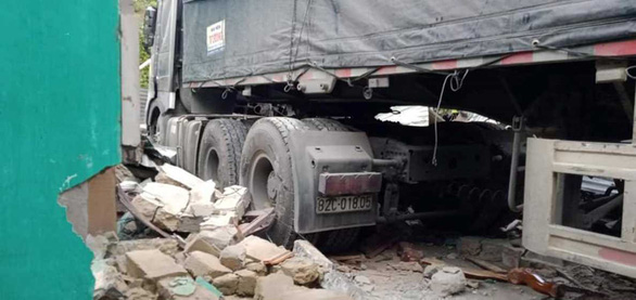 Xe container lao vào nhà trong đêm, nhà đổ sập dưới bánh xe, 3 người thoát chết - Ảnh 2. Xe container lao vào nhà trong đêm, nhà đổ sập dưới bánh xe, 3 người thoát chết - Ảnh 2.