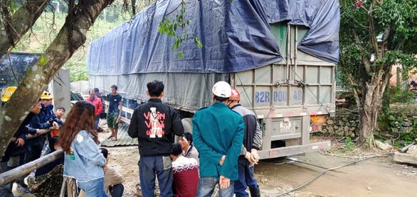 Xe container lao vào nhà trong đêm, nhà đổ sập dưới bánh xe, 3 người thoát chết - Ảnh 5. Xe container lao vào nhà trong đêm, nhà đổ sập dưới bánh xe, 3 người thoát chết - Ảnh 5.