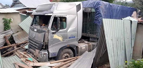 Xe container lao vào nhà trong đêm, nhà đổ sập dưới bánh xe, 3 người thoát chết - Ảnh 1. Xe container lao vào nhà trong đêm, nhà đổ sập dưới bánh xe, 3 người thoát chết - Ảnh 1.