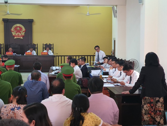 Nhân chứng bí mật xuất hiện tại phiên tòa xử cựu bí thư Bến Cát - Ảnh 1. Nhân chứng bí mật xuất hiện tại phiên tòa xử cựu bí thư Bến Cát - Ảnh 1.