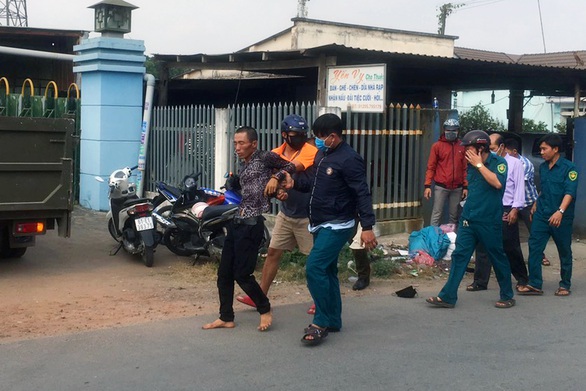 Người đàn ông cầm dao kề cổ, cố thủ 9 giờ liền - Ảnh 1. Người đàn ông cầm dao kề cổ, cố thủ 9 giờ liền - Ảnh 1.