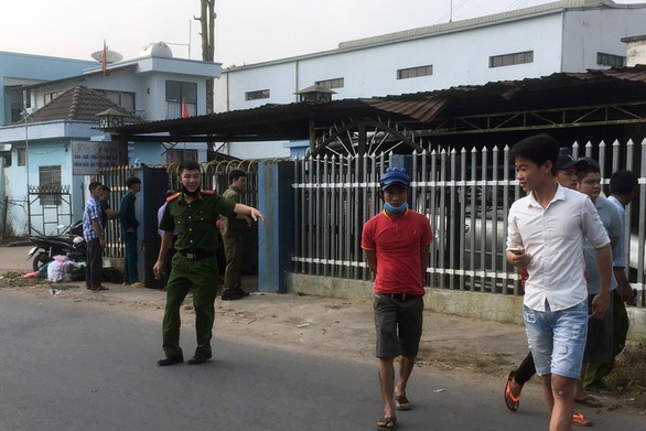 Người đàn ông cầm dao kề cổ, cố thủ 9 giờ liền - Ảnh 2. Người đàn ông cầm dao kề cổ, cố thủ 9 giờ liền - Ảnh 2.