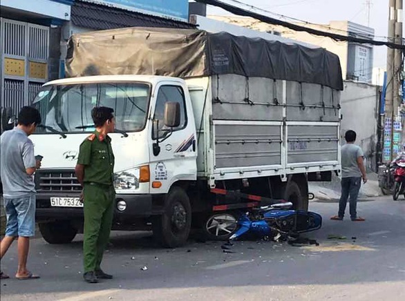 Va chạm với xe tải sau khi bị giật điện thoại, hai cha con nhập viện - Ảnh 1. Va chạm với xe tải sau khi bị giật điện thoại, hai cha con nhập viện - Ảnh 1.
