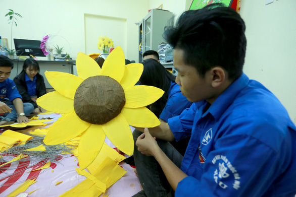 Hoa hướng dương khổng lồ giữa mùa đông Hà Nội - Ảnh 9. Hoa hướng dương khổng lồ giữa mùa đông Hà Nội - Ảnh 9.