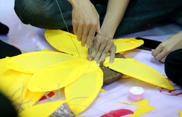 Hoa hướng dương khổng lồ giữa mùa đông Hà Nội - Ảnh 6. Hoa hướng dương khổng lồ giữa mùa đông Hà Nội - Ảnh 6.