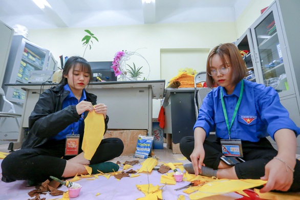 Hoa hướng dương khổng lồ giữa mùa đông Hà Nội - Ảnh 5. Hoa hướng dương khổng lồ giữa mùa đông Hà Nội - Ảnh 5.