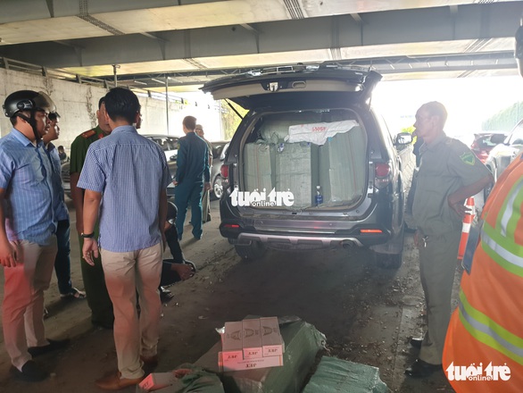 Xe chở thuốc lá lậu tai nạn ở hầm Thủ Thiêm: Trên xe có nhiều biển số giả - Ảnh 5. Xe chở thuốc lá lậu tai nạn ở hầm Thủ Thiêm: Trên xe có nhiều biển số giả - Ảnh 5.