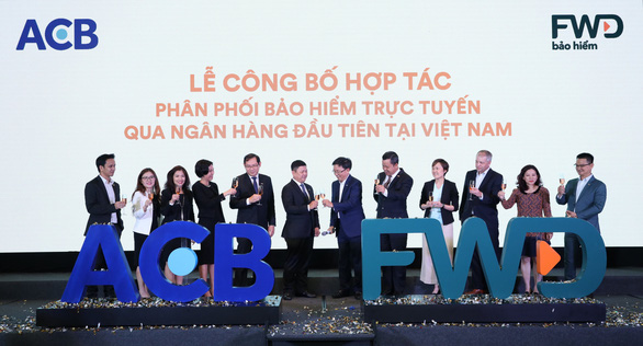 ACB và FWD hợp tác phân phối bảo hiểm trực tuyến qua ngân hàng tại Việt Nam - Ảnh 1.